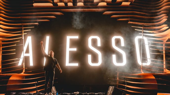 Alesso, DJ e produtor sueco, se apresenta no aniversário de 9 anos do Laroc Club neste sábado (12) com ingressos quase esgotados.