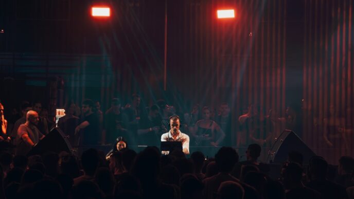 EP Slide, lançado em 16 de maio pela gravadora dinamarquesa IbogaTech, marca uma virada na carreira do DJ e produtor paulistano Lutgens.