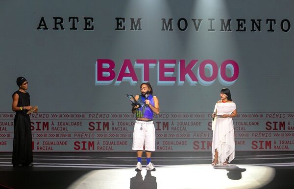 BATEKOO conquista o Prêmio Sim à Igualdade Racial na categoria Arte em Movimento, por seu impacto entre juventudes negras e LGBTQIAPN+.