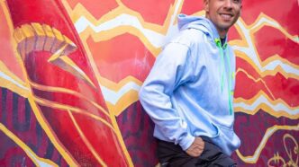 DJ e produtor colombiano Jhonatan Ospina lança “Be Free” pela OMNES, que ganha vida em três obras visuais criadas por artistas plásticos.