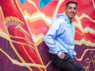 DJ e produtor colombiano Jhonatan Ospina lança “Be Free” pela OMNES, que ganha vida em três obras visuais criadas por artistas plásticos.