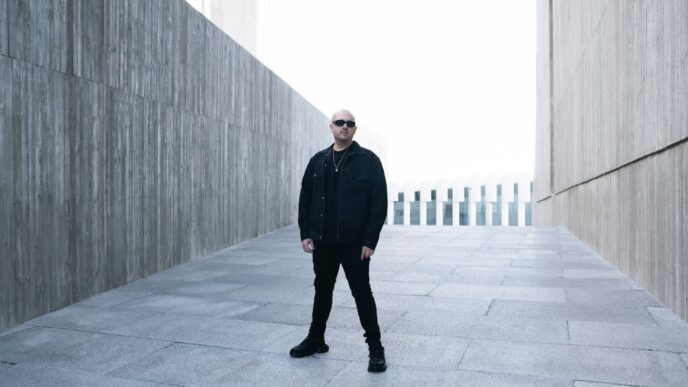 Victor Ruiz lança “Liquid Love”, revisitando clássico de Yahel de 2005 em colaboração que une nostalgia, inovação e identidade artística.