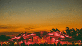 Tribe festival marca 25 anos e celebra sua trajetória em grande estilo no complexo Laroc com Astrix, Stephan Bodzin, Giorgia Angiuli e mais.