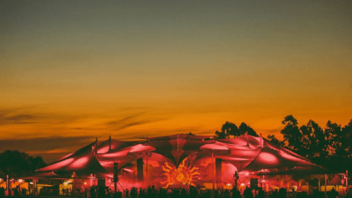 Tribe festival marca 25 anos e celebra sua trajetória em grande estilo no complexo Laroc com Astrix, Stephan Bodzin, Giorgia Angiuli e mais.