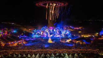 Alok surpreende no Tomorrowland Brasil com show inédito que reuniu mais de mil drones, marcando um recorde histórico na América Latina.