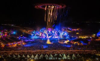 Alok surpreende no Tomorrowland Brasil com show inédito que reuniu mais de mil drones, marcando um recorde histórico na América Latina.