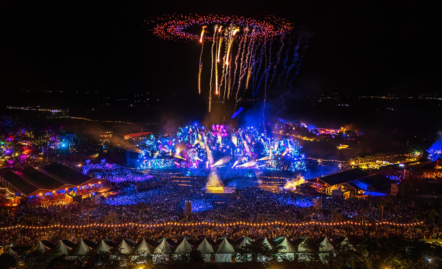 Alok surpreende no Tomorrowland Brasil com show inédito que reuniu mais de mil drones, marcando um recorde histórico na América Latina.