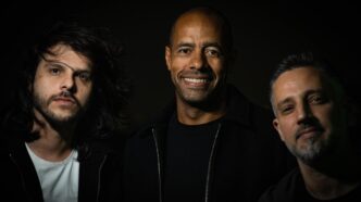 David Baíya lança ‘Father’, criada em estúdio com o pai, o baixista Bira, unindo gerações em uma faixa de pista assinada por Rodrigo Ferrari.