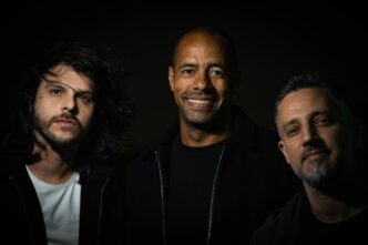 David Baíya lança ‘Father’, criada em estúdio com o pai, o baixista Bira, unindo gerações em uma faixa de pista assinada por Rodrigo Ferrari.