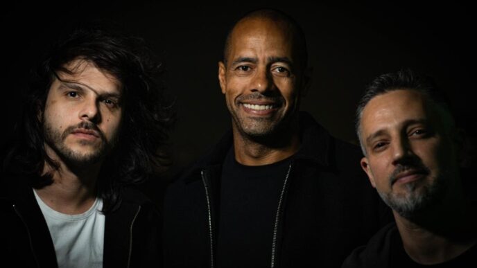 David Baíya lança ‘Father’, criada em estúdio com o pai, o baixista Bira, unindo gerações em uma faixa de pista assinada por Rodrigo Ferrari.