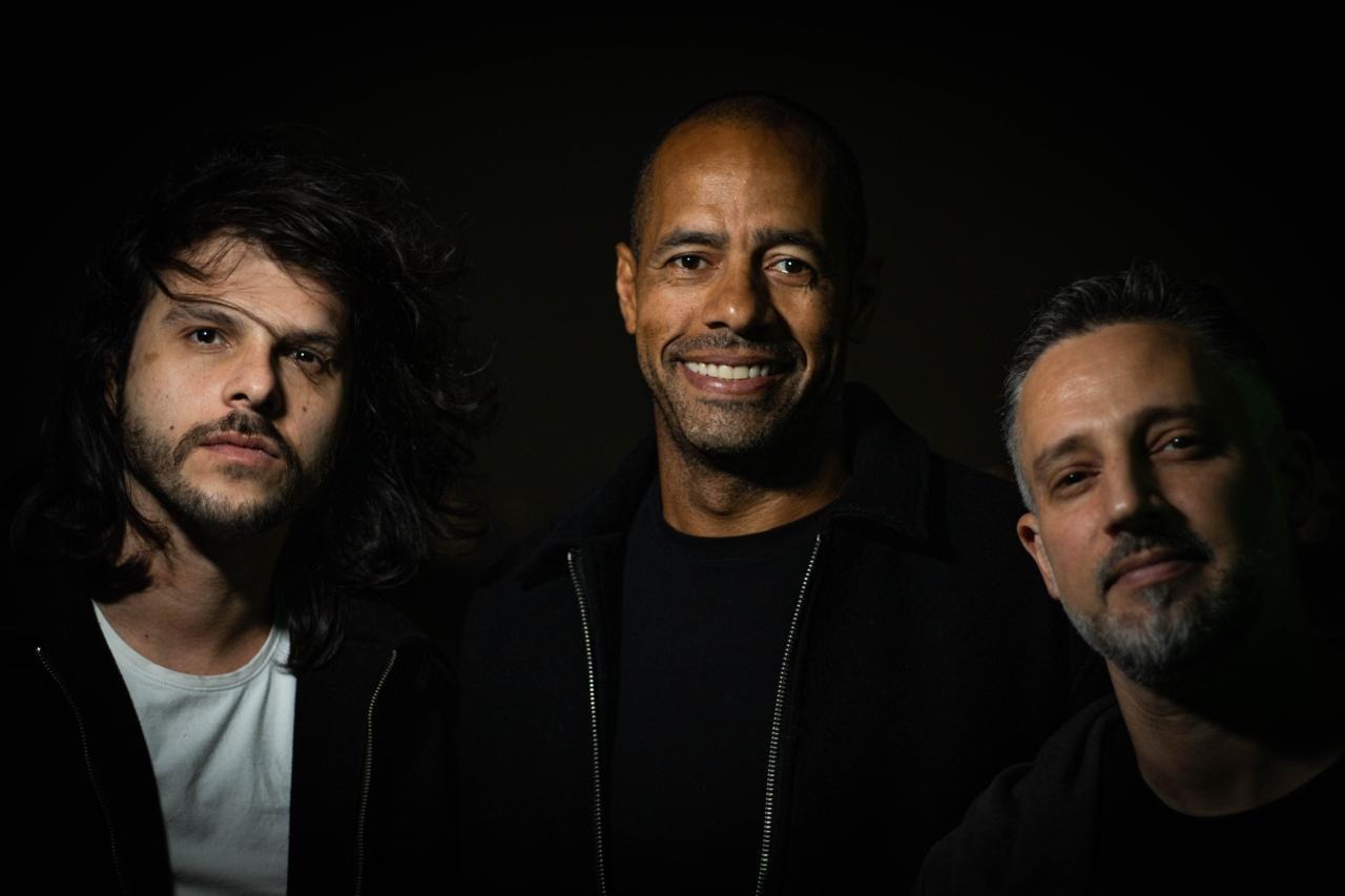 David Baíya lança ‘Father’, criada em estúdio com o pai, o baixista Bira, unindo gerações em uma faixa de pista assinada por Rodrigo Ferrari.