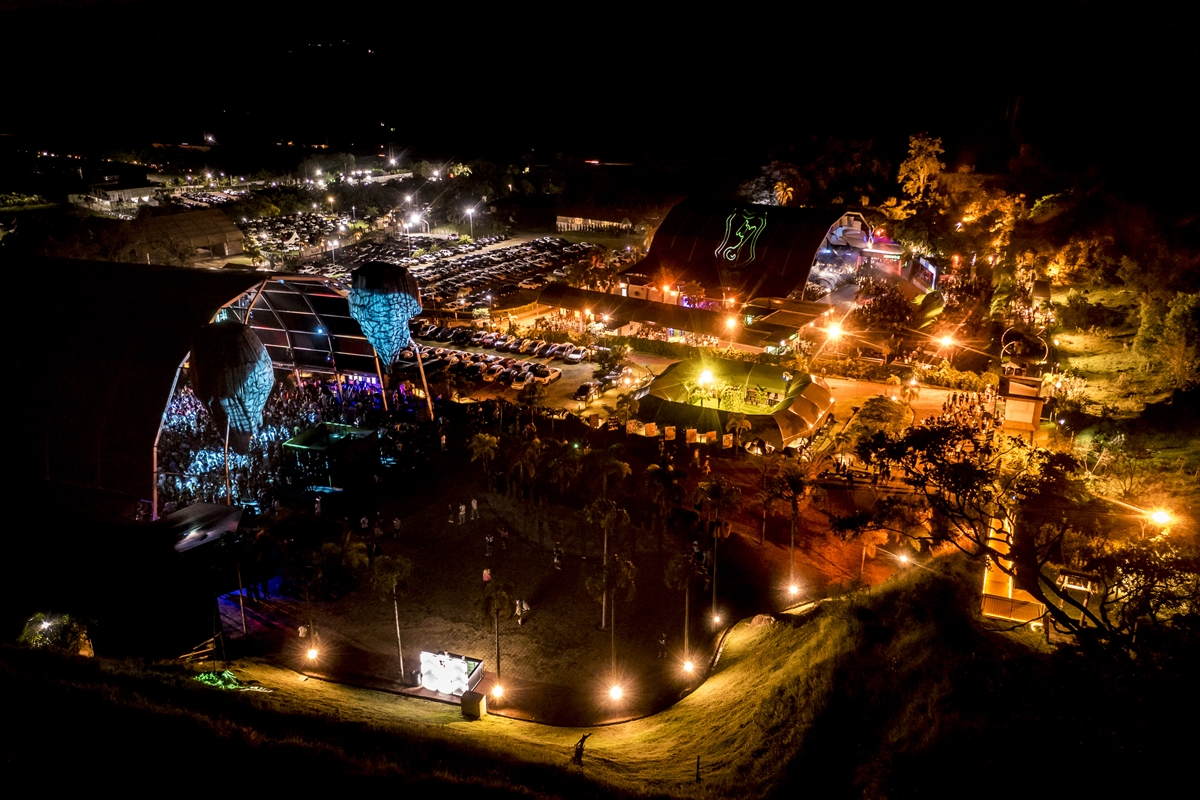 Ame Laroc Festival 2026 reúne Above & Beyond, Dom Dolla, Vintage Culture e grandes nomes da cena no maior carnaval eletrônico do Brasil.