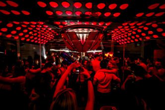 Réveillon Club Vibe 2026 promete uma virada eletrônica intensa com rooftop, fogos e pista até o amanhecer em Curitiba.