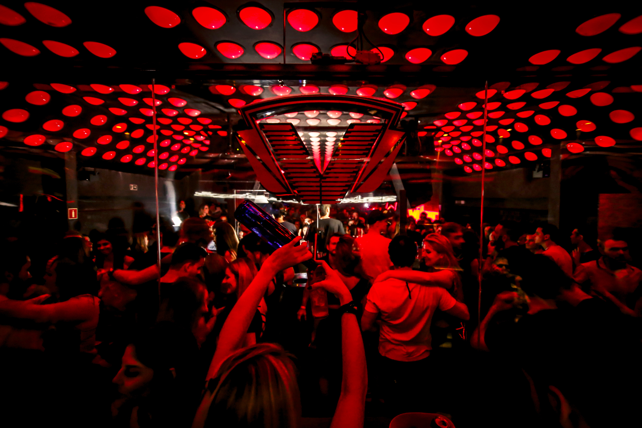 Réveillon Club Vibe 2026 promete uma virada eletrônica intensa com rooftop, fogos e pista até o amanhecer em Curitiba.