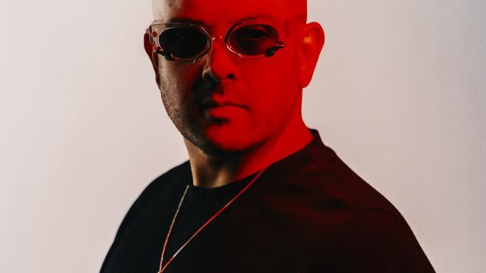 Single destaca fase criativa melódica de Victor Ruiz, antecipando o álbum VICTOR com atmosfera inspirada em Eric Prydz, no clássico "Allein".